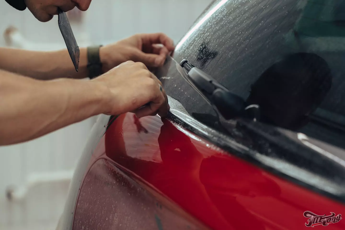 Оклейка Mini John Cooper Works глянцевым полиуретаном, наклейки на кузов, комплексная шумоизоляция, установка новых дисков, керамика дисков и суппортов